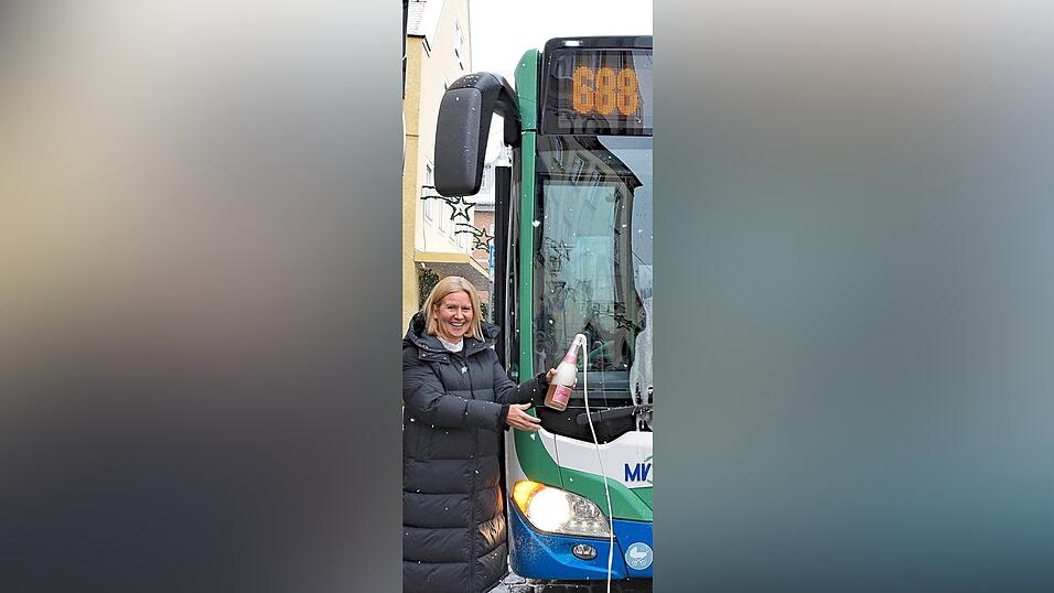 Langenbachs Bürgermeisterin Susanne Hoyer entschloss sich spontan zu einer Sekttaufe.