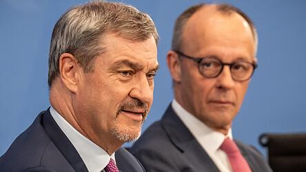 Bayerns Ministerpr&auml;sident und CSU-Chef Markus S&ouml;der (l.) sowie Bundeskanzler und CDU-Vorsitzender Friedrich Merz m&uuml;ssen derzeit vermehrt Mutma&szlig;ungen - die auch von Parteikollegen gestreut werden - entgegentreten, nach denen sie ihren Zenit bereits &uuml;berschritten haben.
