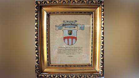 Das am 18. August 1926 verliehene Arnbrucker Gemeindewappen, das im Rathaus natürlich einen Ehrenplatz einnimmt. Das am 18. August 1926 verliehene Arnbrucker Gemeindewappen, das im Rathaus natürlich einen Ehrenplatz einnimmt.