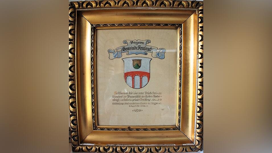 Das am 18. August 1926 verliehene Arnbrucker Gemeindewappen, das im Rathaus natürlich einen Ehrenplatz einnimmt. Das am 18. August 1926 verliehene Arnbrucker Gemeindewappen, das im Rathaus natürlich einen Ehrenplatz einnimmt.