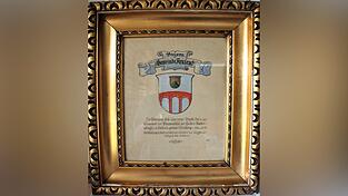 Das am 18. August 1926 verliehene Arnbrucker Gemeindewappen, das im Rathaus natürlich einen Ehrenplatz einnimmt. Das am 18. August 1926 verliehene Arnbrucker Gemeindewappen, das im Rathaus natürlich einen Ehrenplatz einnimmt.