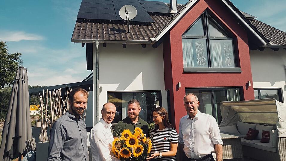 Wirtschaftsminister Hubert Aiwanger (Freie Wähler, r.), der Altdorfer Bürgermeister Sebastian Stanglmaier (BUL, l.) sowie Bayernwerk-Vorstandsvorsitzender Egon Westphal (2.v.l.) mit Familie Maier. Wirtschaftsminister Hubert Aiwanger (Freie Wähler, r.), der Altdorfer Bürgermeister Sebastian Stanglmaier (BUL, l.) sowie Bayernwerk-Vorstandsvorsitzender Egon Westphal (2.v.l.) mit Familie Maier.