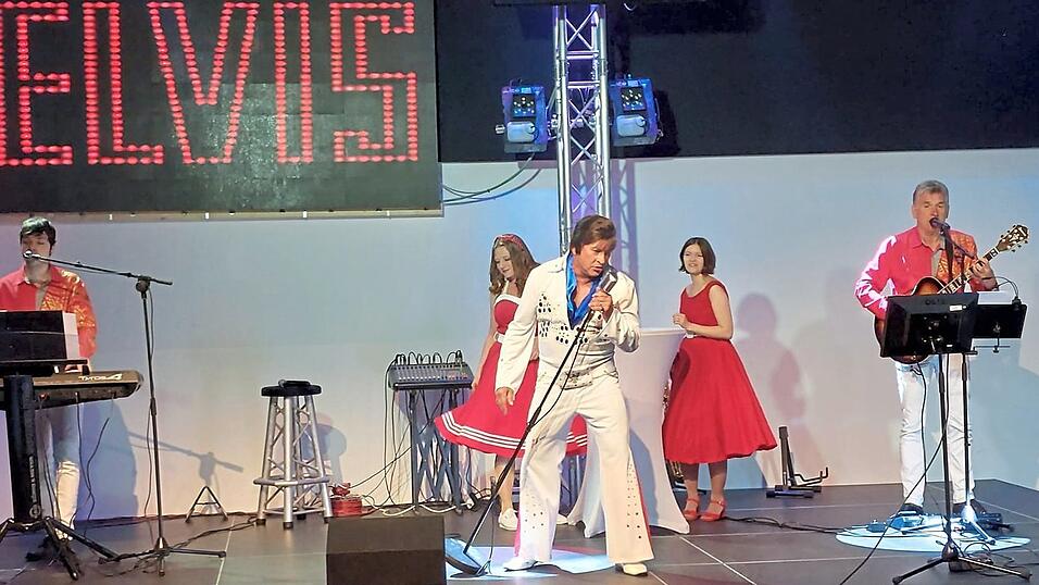 Live und in Action - Arnold Wurm liefert eine Show, die alle Phasen des King of Rock&acute;n&acute;Roll pr&auml;sentiert, inklusive der dazugeh&ouml;rigen Kost&uuml;me.