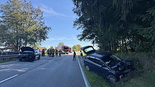 Der Wagen des Unfallverursachers wurde nach links in den Straßengraben geschleudert.