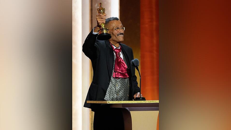 Der langjährige Szenenbildner Wynn Thomas freut sich über den Ehren-Oscar. Der langjährige Szenenbildner Wynn Thomas freut sich über den Ehren-Oscar.