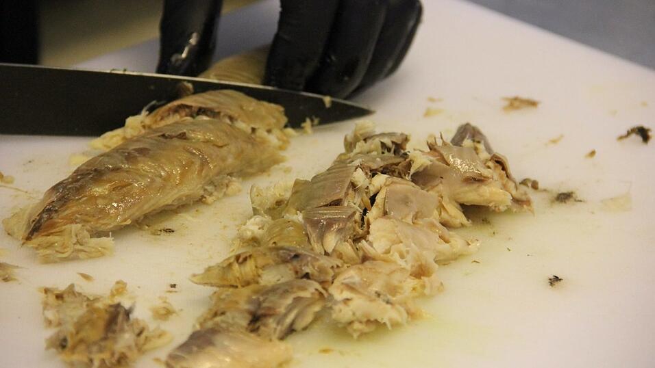 Daniel Siegl vom Siegls in Furth im Wald kocht Rahmsüppchen vom Räucherfisch.