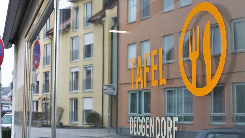 Seit August war man auf der Suche, im November ist man fündig geworden und gestern wurden die neuen Räume der Tafel gesegnet. Seit August war man auf der Suche, im November ist man fündig geworden und gestern wurden die neuen Räume der Tafel gesegnet.