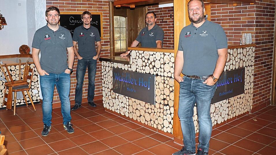 Hauptberuflich kommen sie aus v&ouml;llig anderen Branchen, doch in ihrer Freizeit richten sie das Wirtshaus her und wollen sogar eines Tages den Saal im Obergeschoss betreiben: Hubert Niedermeier (v.li.), Josef Niedermeier, Michael Pfeffer und Andreas Achatz.