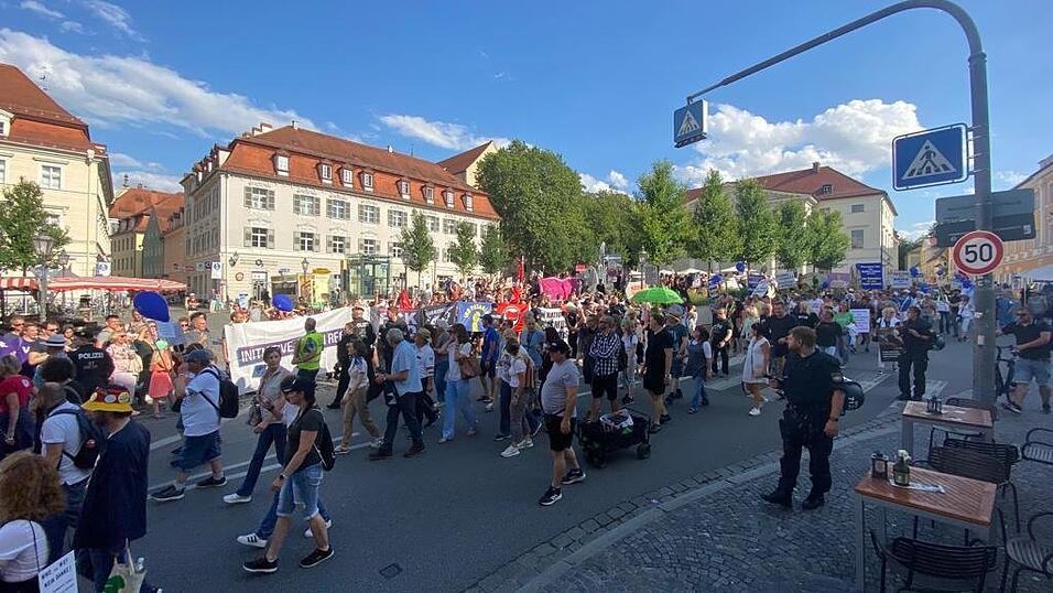 Die 'Stoppt den (Ampel)-Wahnsinn'-Teilnehmer bewegen sich durch die Altstadt. Auf dem Bismarckplatz hat die Initiative gegen Rechts spontan eine zweite Kundgebung veranstaltet.&nbsp;