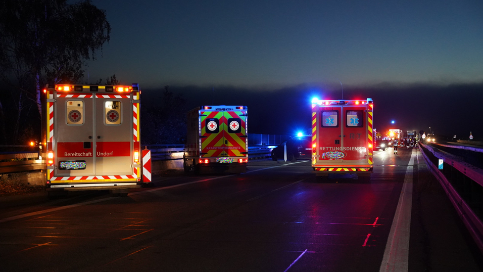 Auf der A3 bei Sinzing sind am Montagmorgen mehrere Fahrzeuge aufgrund der Glätte zusammengestoßen. Dabei wurden insgesamt 20 Menschen verletzt.  Auf der A3 bei Sinzing sind am Montagmorgen mehrere Fahrzeuge aufgrund der Glätte zusammengestoßen. Dabei wurden insgesamt 20 Menschen verletzt.