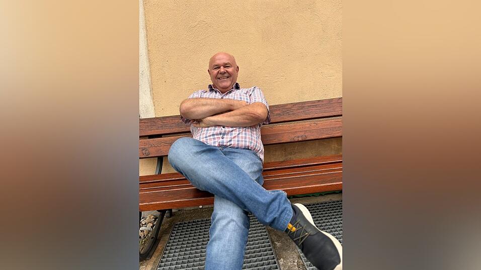 Toni Lauerer sitzt vor dem Further Rathaus. Rund zwei Jahre wird er dort wohl noch arbeiten - 'genau kann man das no ned sagen'. Danach können sich Fans auf mehr Kabarett und die Familie auf mehr Zeit mit ihm freuen. Toni Lauerer sitzt vor dem Further Rathaus. Rund zwei Jahre wird er dort wohl noch arbeiten - 'genau kann man das no ned sagen'. Danach können sich Fans auf mehr Kabarett und die Familie auf mehr Zeit mit ihm freuen.