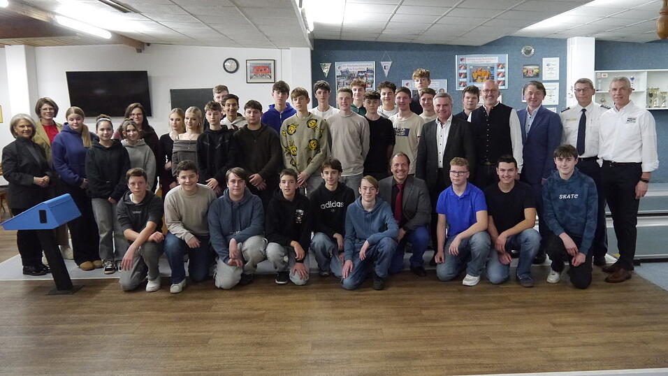 Exakt 31 Mädels und Jungs der Realschule sind Lotsen. Sehr zur Freude von (kniend 4.v.l.) Schuldirektor Alexander Köppl und den Ehrengästen. Exakt 31 Mädels und Jungs der Realschule sind Lotsen. Sehr zur Freude von (kniend 4.v.l.) Schuldirektor Alexander Köppl und den Ehrengästen.