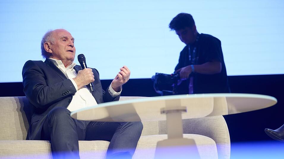 Uli Hoeneß: «Ich verstehe überhaupt nicht, dass darüber überhaupt diskutiert wird.» Uli Hoeneß: «Ich verstehe überhaupt nicht, dass darüber überhaupt diskutiert wird.»