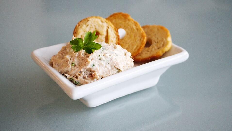 Den Frischkäse unterrühren und die Creme anrichten. Den Frischkäse unterrühren und die Creme anrichten.