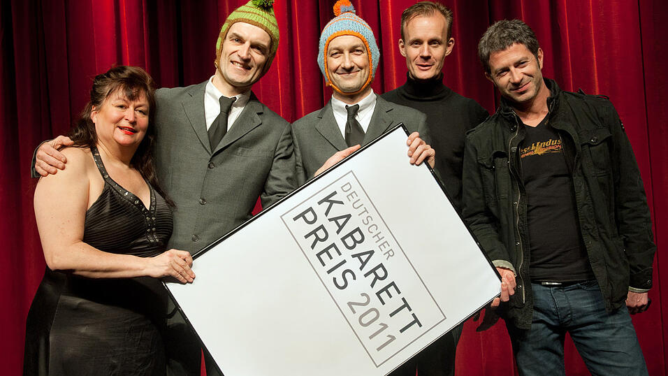 Lizzy Aumeier als Moderatorin bei der Verleihung des Deutschen Kabarett-Preises 2011 in N&uuml;rnberg, hier mit den Preistr&auml;gern. Sie selbst erhielt 2010 den Sonderpreis des Deutschen Kabarettpreises.&nbsp;
