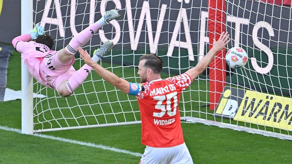 Bayern-Torwart Jonas Urbig wurde von seinen Vorderleuten &ouml;fter im Stich gelassen.