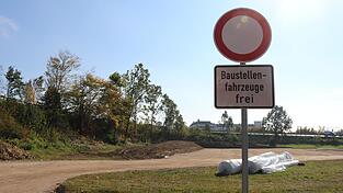 Die Wiesen beidseits der Bundesstraßenauffahrt werden für die nächsten Jahre zum Lagerplatz. Die Wiesen beidseits der Bundesstraßenauffahrt werden für die nächsten Jahre zum Lagerplatz.