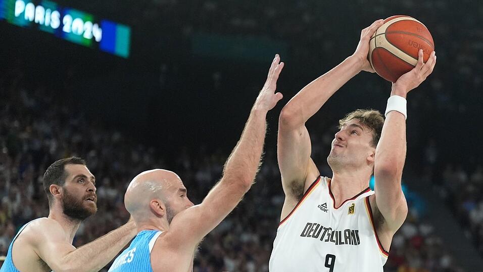 Franz Wagner (r.) und die deutschen Basketballer stehen bei Olympia im Halbfinale.