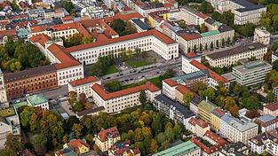 Nachdem Unbekannte den Schriftzug auf dem Uni-Dach angebracht haben, ermittelt die Polizei (Archivbild).