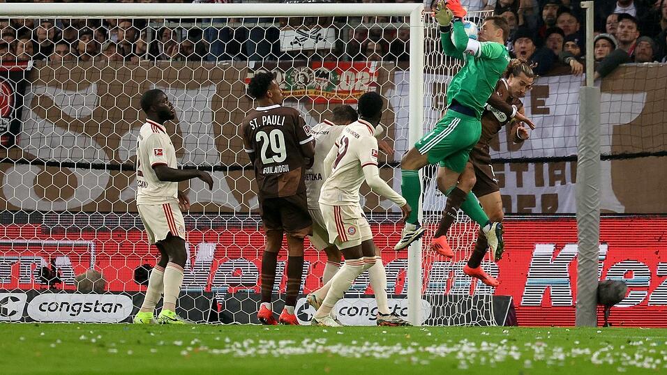 Bayern-Torwart Manuel Neuer am Millerntor gegen den FC St. Pauli. (Archiv)
