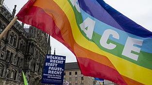 Erst Anfang April sind mehr als 2.000 Menschen unter dem Motto „Völkerrecht statt Faustrecht“ beim Ostermarsch in München auf die Straße gegangen. Erst Anfang April sind mehr als 2.000 Menschen unter dem Motto „Völkerrecht statt Faustrecht“ beim Ostermarsch in München auf die Straße gegangen.
