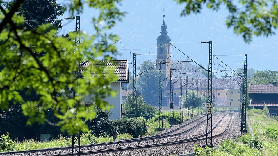 Die alte Bahnstrecke Rosenheim - Kufstein bei Flintsbach am Inn. Die DB will die 1858 eröffnete historische Strecke neu bauen. Die geschätzten Kosten liegen bei knapp neun Milliarden Euro, hinzu kommt ein immenser Risikopuffer. (Archivbild) Die alte Bahnstrecke Rosenheim - Kufstein bei Flintsbach am Inn. Die DB will die 1858 eröffnete historische Strecke neu bauen. Die geschätzten Kosten liegen bei knapp neun Milliarden Euro, hinzu kommt ein immenser Risikopuffer. (Archivbild)