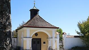 In der Sommerzeit findet in der Kapelle am Hohen Rain monatlich der Fatima-Rosenkranz statt und wirft immer wieder eine Frage auf: Warum kam sie ausgerechnet dorthin?