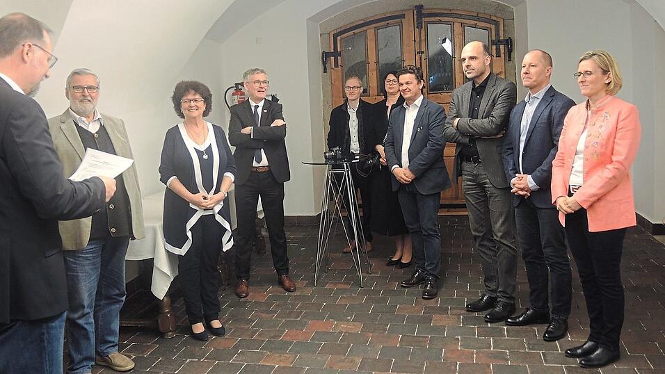 Von ausgelassener Partystimmung keine Spur. Wahlleiter Markus Vierthaler (l.) verk&uuml;ndet das Wahlergebnis in einem sehr kleinen Rahmen: (v.l.) Franz Xaver Lechner (&Ouml;DP), B&uuml;rgermeisterin Liane Sedlmeier, Fritz G&ouml;&szlig;wein sein Sohn Stefan und Ehefrau Julia, CSU-Vorsitzender Kurt Erndl, Bernhard Taubenberger vom SPD-Wahlkampfteam, Thomas Etschmann und seine Ehefrau Uschi.