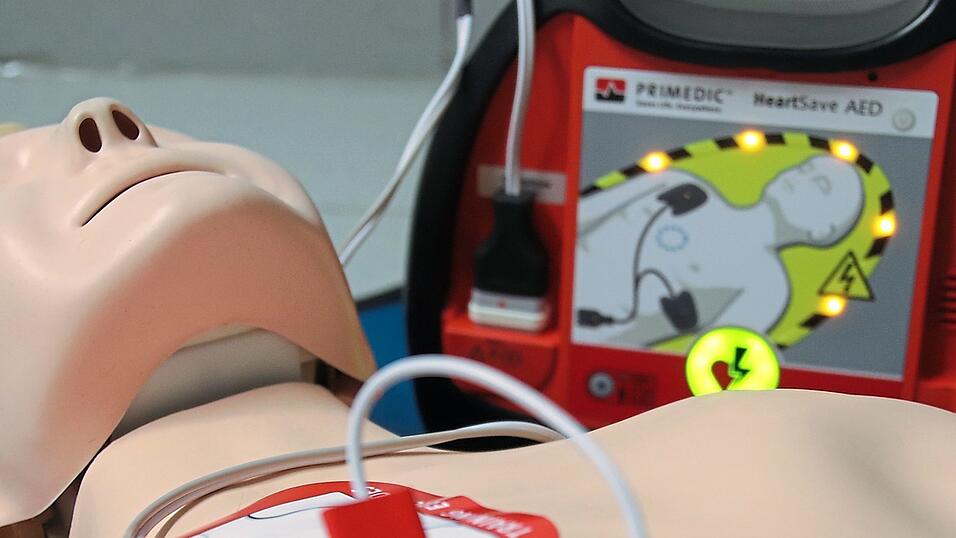 In den vergangenen Monaten wurden in einigen Feuerwehren im Landkreis schlagkräftige Einheiten gebildet, die von der Integrierten Leitstelle alarmiert werden können und dann mit einem Defibrillator ausrücken. In den vergangenen Monaten wurden in einigen Feuerwehren im Landkreis schlagkräftige Einheiten gebildet, die von der Integrierten Leitstelle alarmiert werden können und dann mit einem Defibrillator ausrücken.