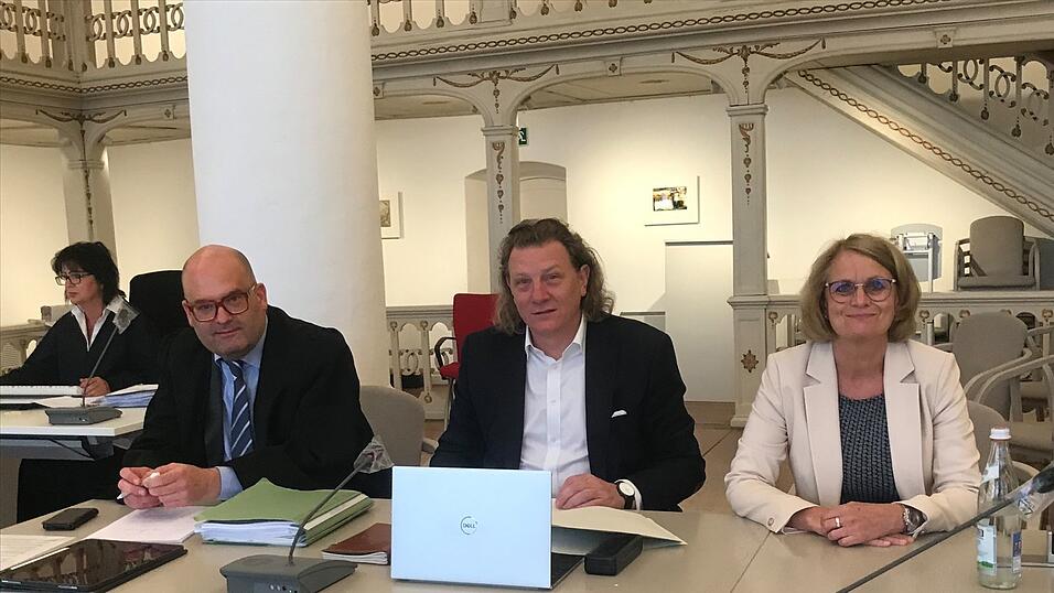 Die Kl&auml;gerseite: Gr&uuml;nen-Fraktionschefs Iris Haas und Stefan Gruber mit Rechtsanwalt Frank Sommer (v.re).&nbsp;