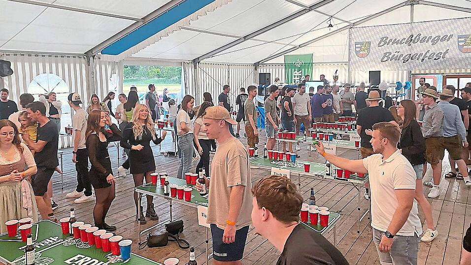 43 Teams kämpfen beim Bier-Pong-Turnier um den Meistertitel.