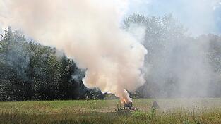 Ein kontrollierter Brand wird gelegt, um die Drohne zu demonstrieren. Ein kontrollierter Brand wird gelegt, um die Drohne zu demonstrieren.