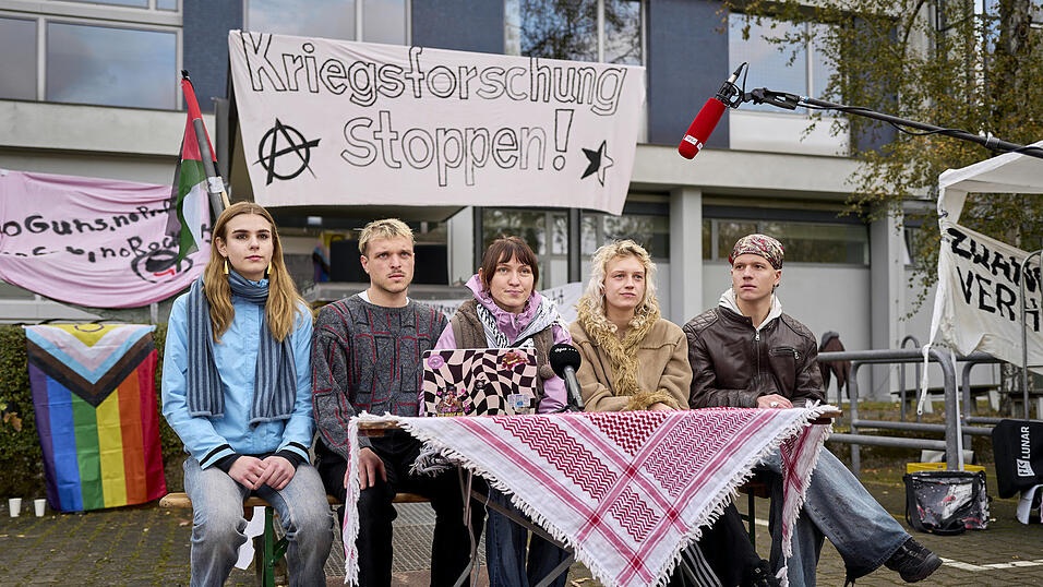 Mitglieder von &bdquo;Gen Z regelt&ldquo; gaben in Berlin eine Pressekonferenz. Gewalt lehnt die Initiative laut eigenen Angaben ab.