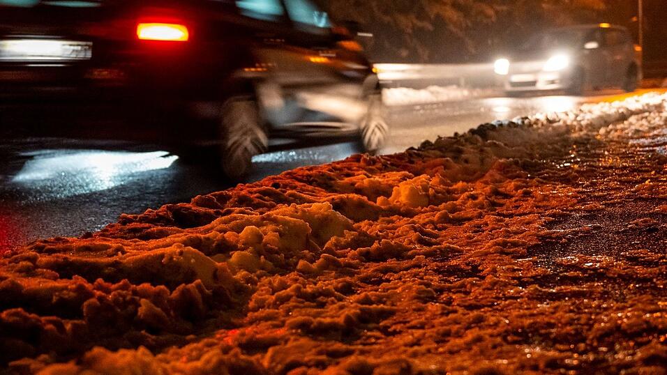 In Bayern bleibt es weiter glatt durch Eis und Schnee.