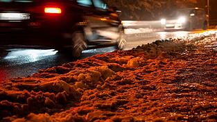 In Bayern bleibt es weiter glatt durch Eis und Schnee.