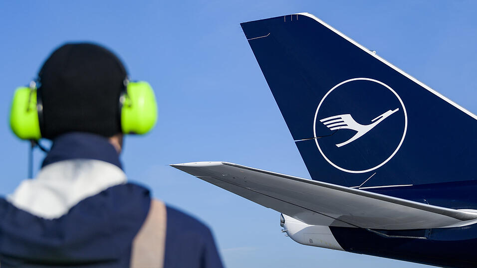 Deutschlands gr&ouml;&szlig;te Fluggesellschaft, die Lufthansa, setzt schon seit Montag die Fl&uuml;ge von und nach Kiew sowie nach Odessa am ukrainischen Schwarzmeer aus. Nun strich Lufthansa auch ihr letztes Flugziel im Land.