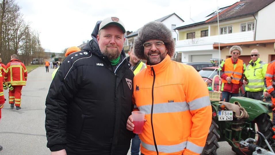 Viele Faschings-Fans haben sich am Samstag den Umzug in Langenbach angesehen. Viele Faschings-Fans haben sich am Samstag den Umzug in Langenbach angesehen.
