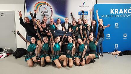 Die stolzen WM-Teilnehmerinnen der Formation Let&rsquo;s do it mit ihren Trainern.