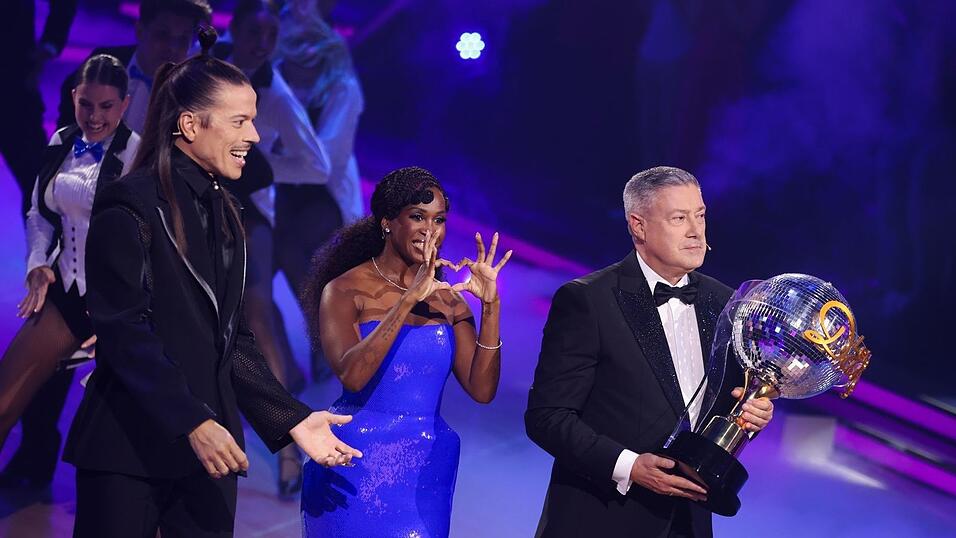 Die Jury vergab viele Höchstwertungen - und brachte den großen Pokal ins Studio. Die Jury vergab viele Höchstwertungen - und brachte den großen Pokal ins Studio.