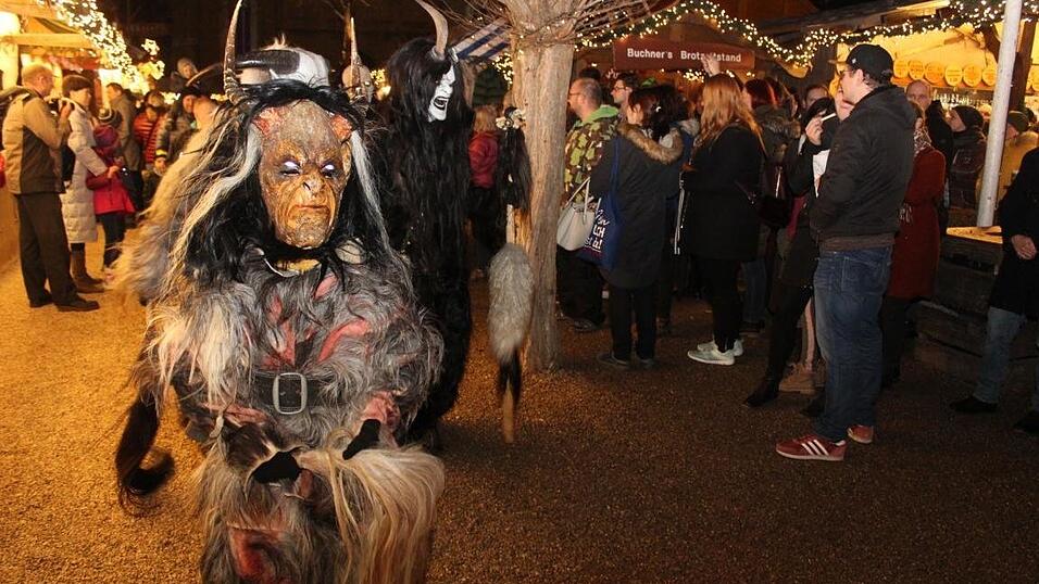 Die Perchtengruppe 'Frisinger Fratz'n' trat am Mittwochabend auf dem Landshuter Christkindlmarkt auf. Die Perchtengruppe 'Frisinger Fratz'n' trat am Mittwochabend auf dem Landshuter Christkindlmarkt auf.