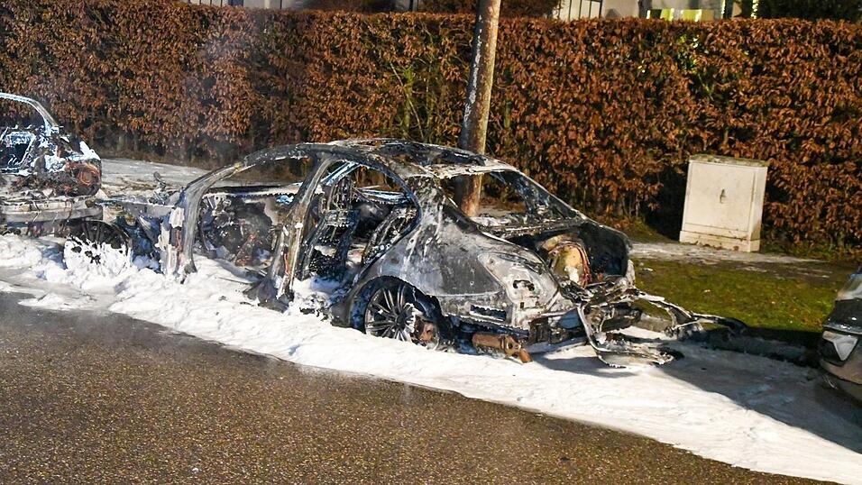 In Regensburg brannten am Samstagabend vier Fahrzeuge. In Regensburg brannten am Samstagabend vier Fahrzeuge.