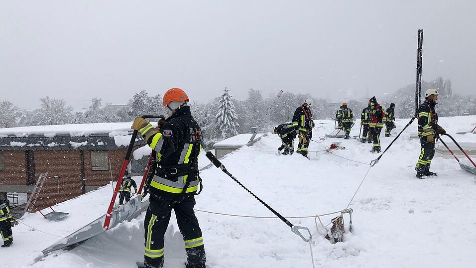 Kr&auml;fte der Straubinger Feuerwehr und des THW r&auml;umten das Dach der Dreifachturnhalle am Turmair-Gymnasium.