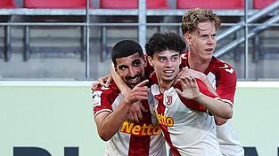 Mann des Spiels: Ausgerechnet Ex-Havelse-Kicker Nassim Boujellab (l., hier mit Nicolas Oliveira und Leopold Wurm) steuert einen Dreierpack zum ersten Jahn-Heimsieg der Drittliga-Saison bei. Mann des Spiels: Ausgerechnet Ex-Havelse-Kicker Nassim Boujellab (l., hier mit Nicolas Oliveira und Leopold Wurm) steuert einen Dreierpack zum ersten Jahn-Heimsieg der Drittliga-Saison bei.