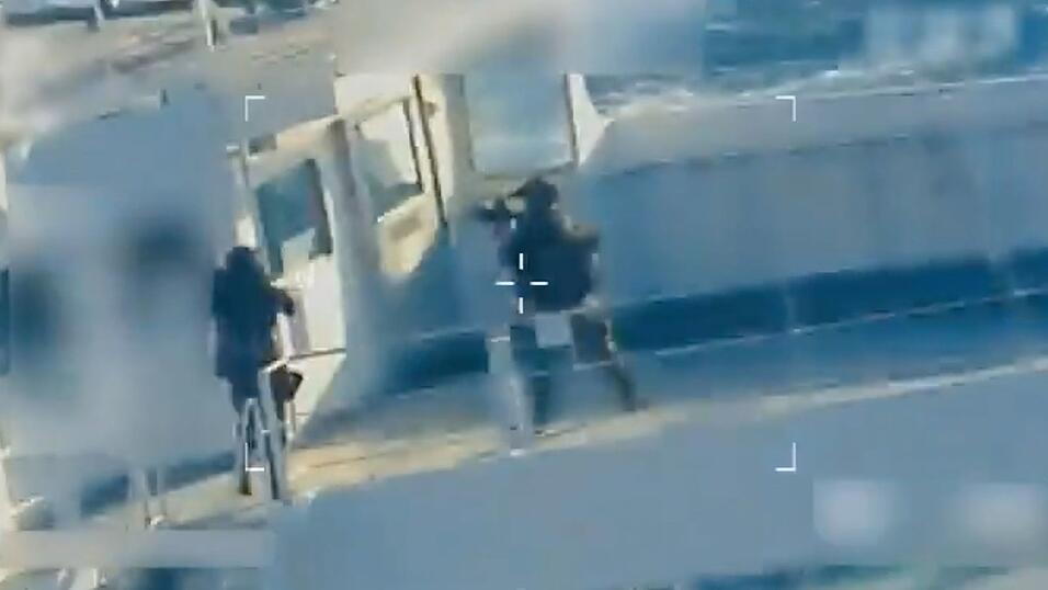 Bewaffnete Soldaten seilten sich auf den Tanker ab. Bewaffnete Soldaten seilten sich auf den Tanker ab.