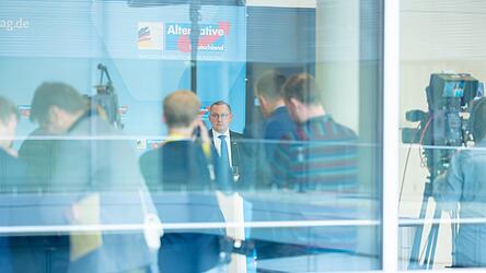 Auch Tino Chrupalla (M.) muss sich den Vorwurf der Vetternwirtschaft gefallen lassen. Der AfD-Parteichef besch&auml;ftigt in einem B&uuml;rgerb&uuml;ro die Frau eines Parteifreundes.