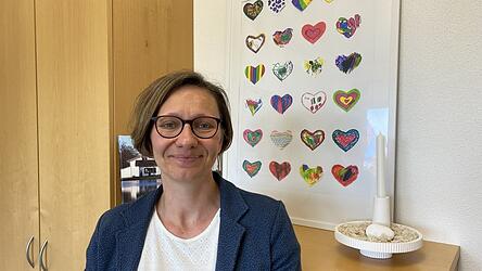 B&uuml;rgermeisterin Veronika Meindl vor dem Geschenk, das ihr die Kindergartenkinder zum Abschied &uuml;berreicht haben.