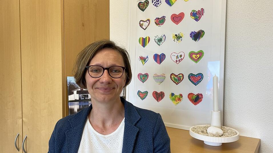 B&uuml;rgermeisterin Veronika Meindl vor dem Geschenk, das ihr die Kindergartenkinder zum Abschied &uuml;berreicht haben.