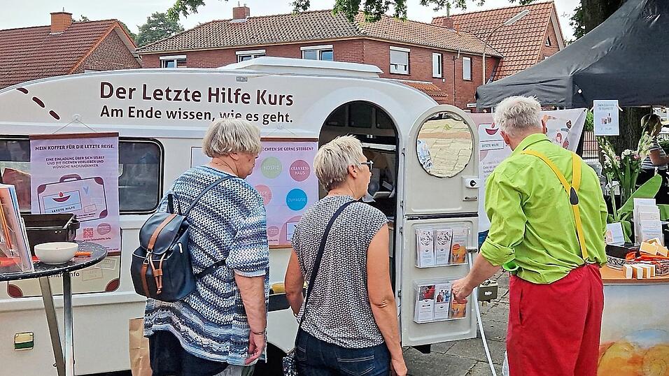 Der Letzte-Hilfe-Wohnwagen reist quer durch Deutschland. Der Letzte-Hilfe-Wohnwagen reist quer durch Deutschland.