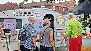 Der Letzte-Hilfe-Wohnwagen reist quer durch Deutschland.