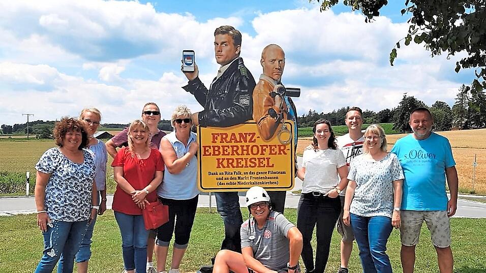 Wie die Eberhofer-Fans aus Mainz kommen zahlreiche Menschen von weit her nach Frontenhausen.Hinweis: Die Fotos entstanden noch vor Corona. Wie die Eberhofer-Fans aus Mainz kommen zahlreiche Menschen von weit her nach Frontenhausen.Hinweis: Die Fotos entstanden noch vor Corona.